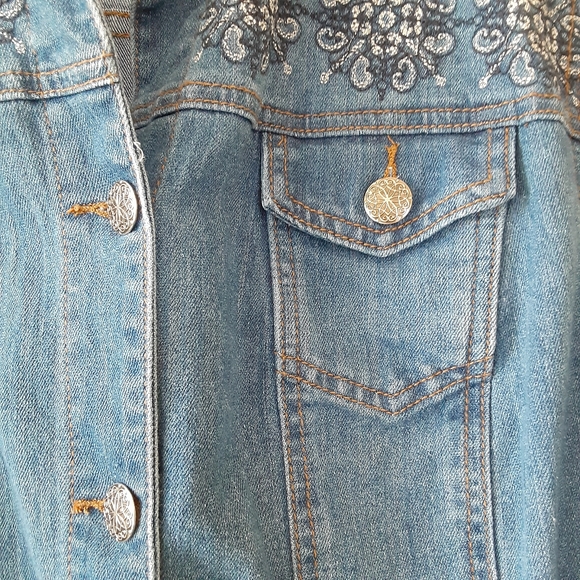 Embroidered Denim Jacket
Sz 22 24 - Picture 4 of 9